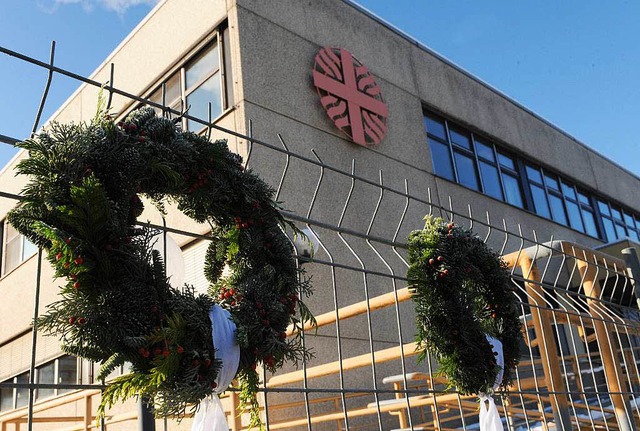 Trauerkrnze hngen vor der Behinderte...mber 2012 14 Menschen ums Leben kamen.  | Foto: dpa