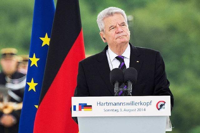 Gauck und Hollande gedenken Hand in Hand der Opfer