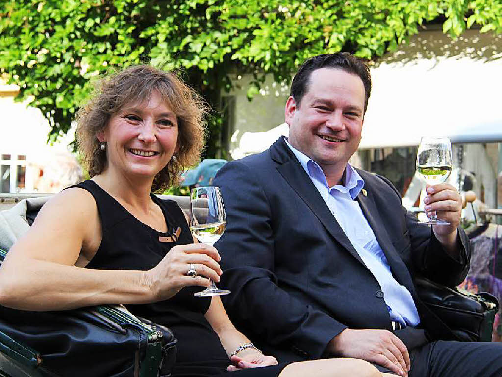 Claudia Schlumberger-Bernhart vom Veranstalter Markgrfler Wein e.V. mit Verbraucherminister Alexander Bonde