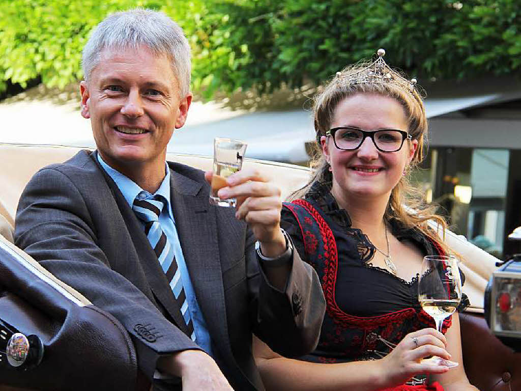 Die scheidende Weinprinzessin Larissa Brombacher mit Staufens Brgermeister Michael Benitz.