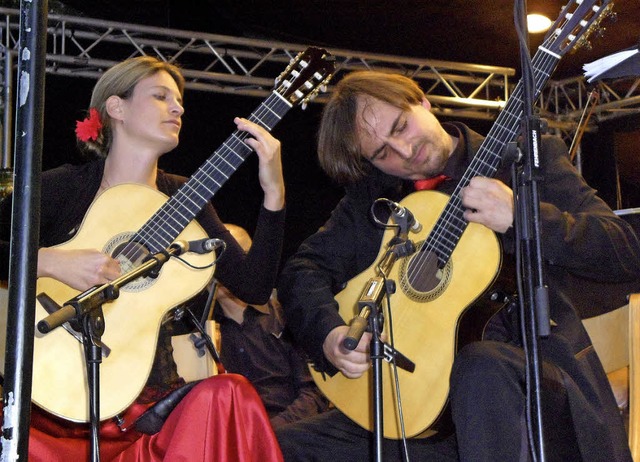 Das Gitarrenduo Katrin Klingeberg und ...ir im Park mit virtuosen Darbietungen.  | Foto: Bianca flier