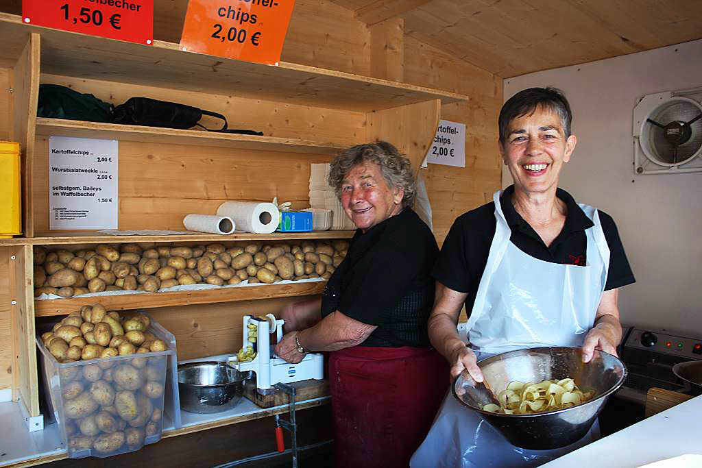 Die Lffinger Landfrauen haben gut lachen: Ihre selbst gemachten Kartoffelchips fanden reienden Absatz.
