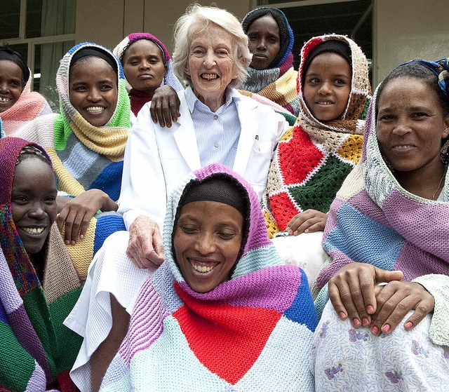 Lebensaufgabe: Catherine Hamlin mit Pa...nen im Fistula Hospital in Addis Abeba  | Foto: dpa