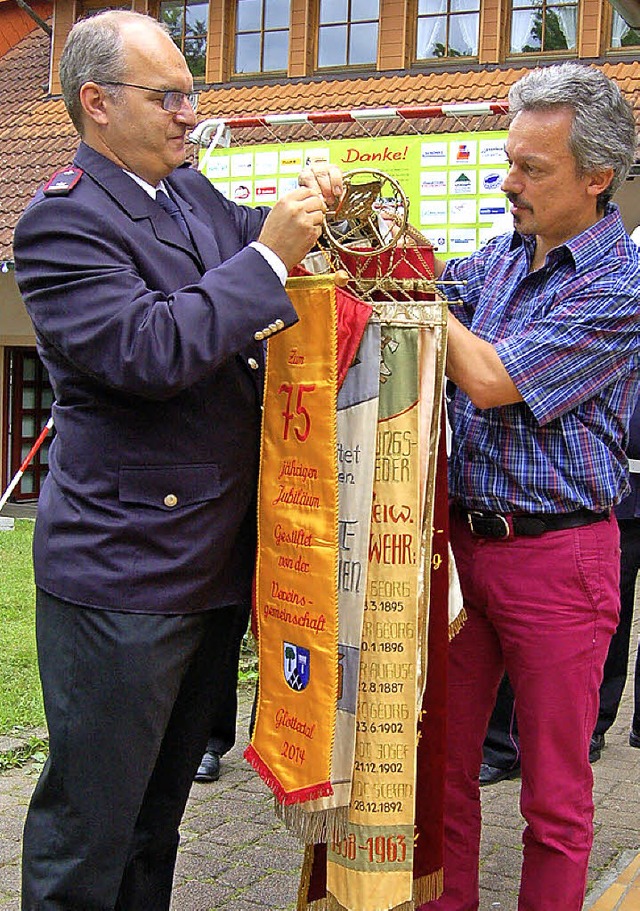 Fr die Vereine bergab Claus Vorgriml...auch eine Jugendwehr (rechts) gehrt.   | Foto: Ringwald