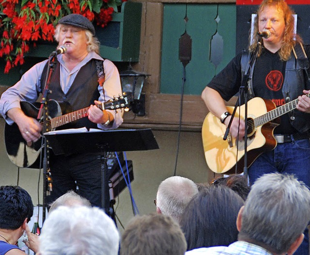 Die Knaschtbrder Jeannot (links) und ...ftritt  vorm Hirschen in Schillighof.   | Foto: Steinfelder