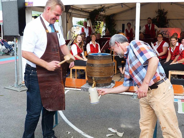 Mit dem traditionellen Fassanstich von...l wurde das 37. Bockbierfest erffnet.  | Foto: Christine Weirich