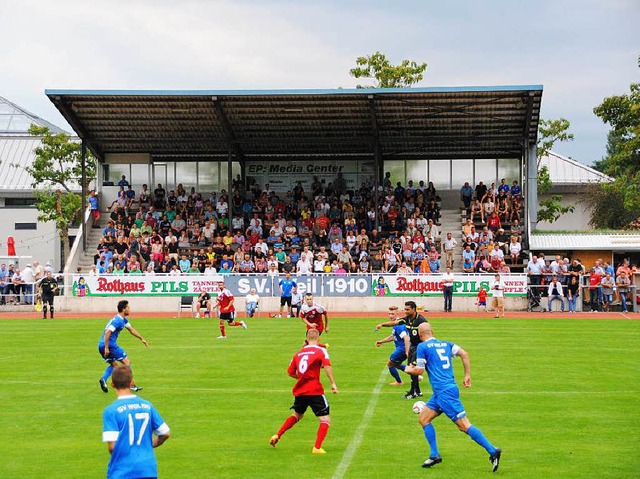 530 Zuschauer sahen am Samstagabend im...r Stadion ein turbulentes Pokalspiel.   | Foto: Sedlak