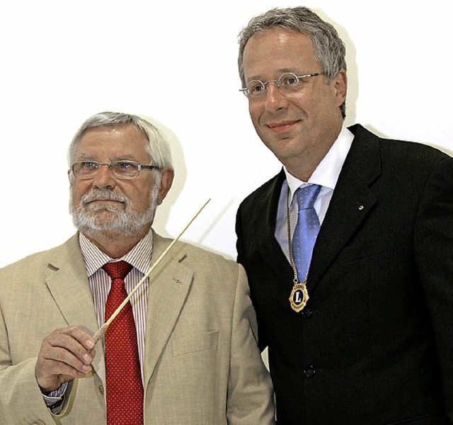 Peter Hanselmann  (links) bergab den ...Lions Clubs, Professor  Matthias Grb.  | Foto: privat