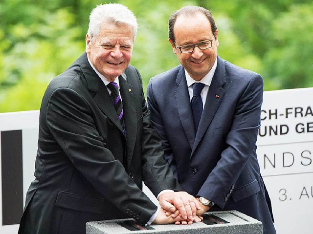 Bundesprsident Joachim Gauck (links) ... legen den Grundstein fr ein Museum.   | Foto: dpa