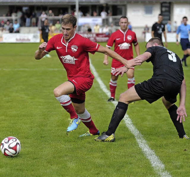 Jeffrey Mootz (SC Orschweier, rot) beh... gegen Yannick Mnnle (SC Offenburg).   | Foto: Bettina Schaller