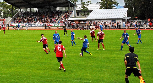 Vor guter Kulisse duellierten sich die...movic (am Ball) mit Lrrach-Brombach.   | Foto: sedlak