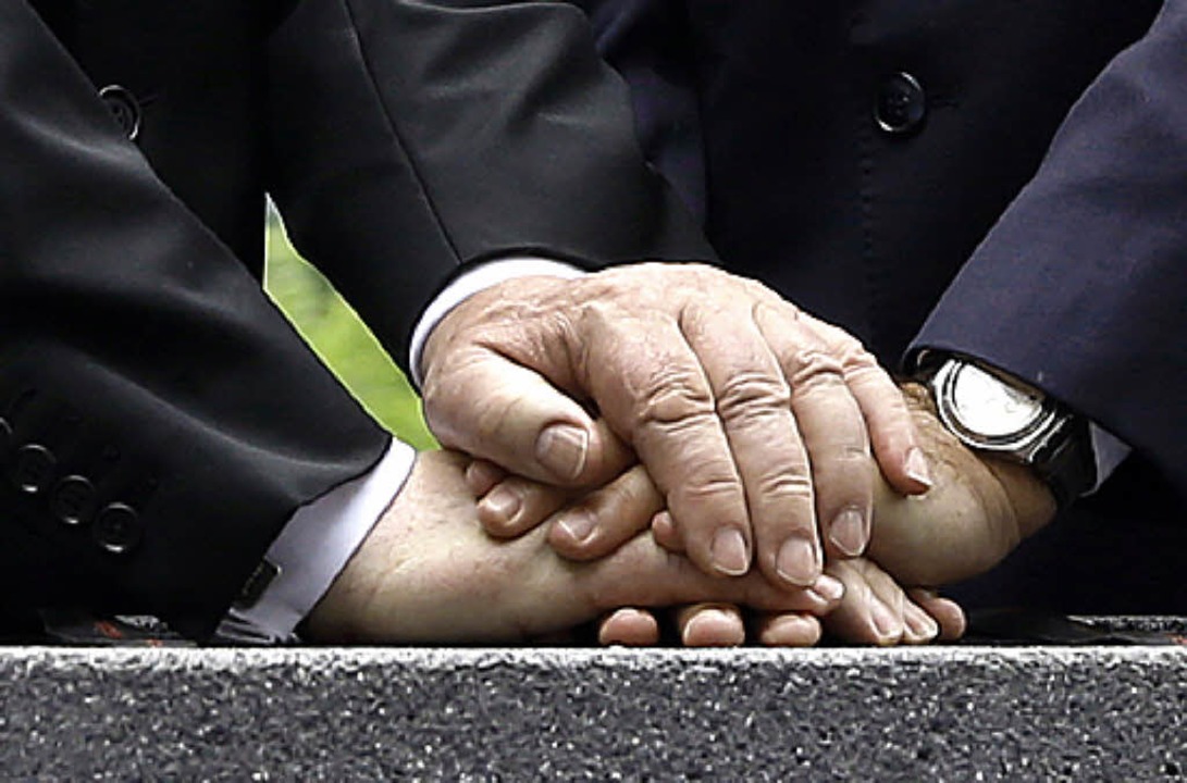 Der andere Händedruck nach der Grundsteinlegung  | Foto: AFP