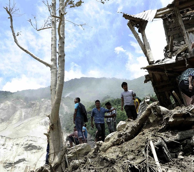 Aufrumarbeiten nach dem gigantischen Erdrutsch in Nepal  | Foto: afp