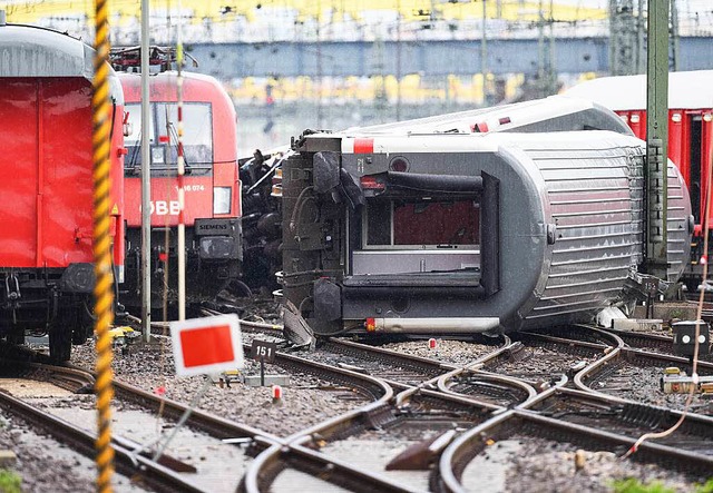 Aufrumarbeiten nach dem Zugunglck  | Foto: dpa