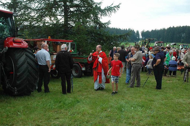 Traditionelle Segnung der Fahrzeuge durch Pfarrer Fabian Schneider.  | Foto: Christiane Sahli