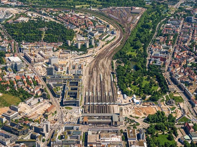 Die Baustelle fr den Tiefbahnhof, der... Gleisen liegen wird, ist vorbereitet.  | Foto: Bahn