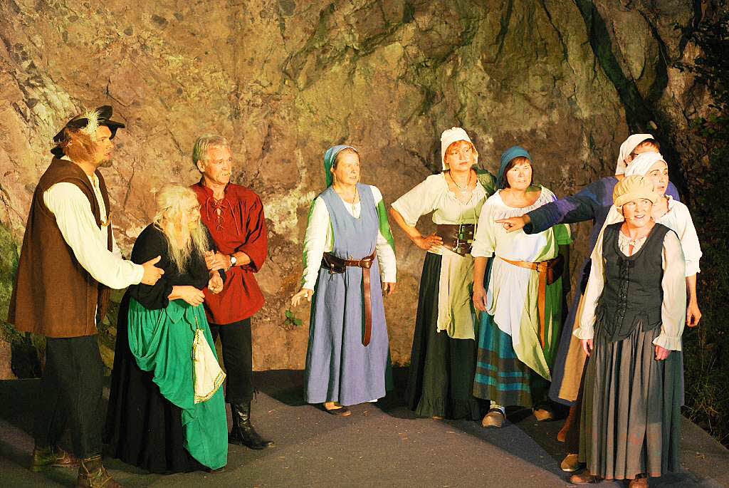 Zahlreiche Geschichten und Anekdoten aus 950 Jahren Dorfgeschichte brachten die Schauspieler beim 
