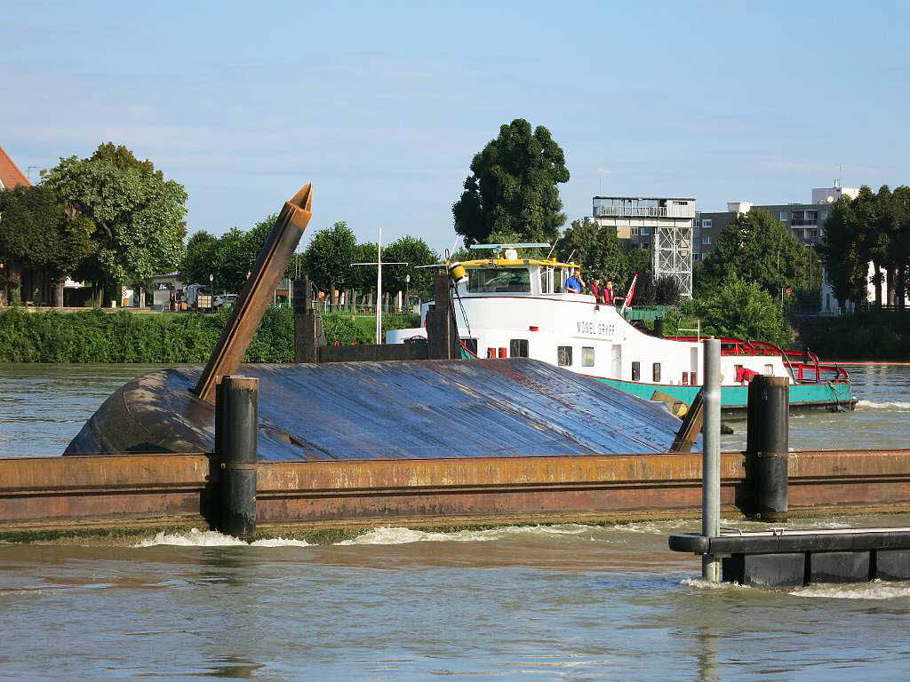 Schiffsunglck auf dem Rhein – havarierter Frachter kollidiert mit zwei Hotelschiffen.
