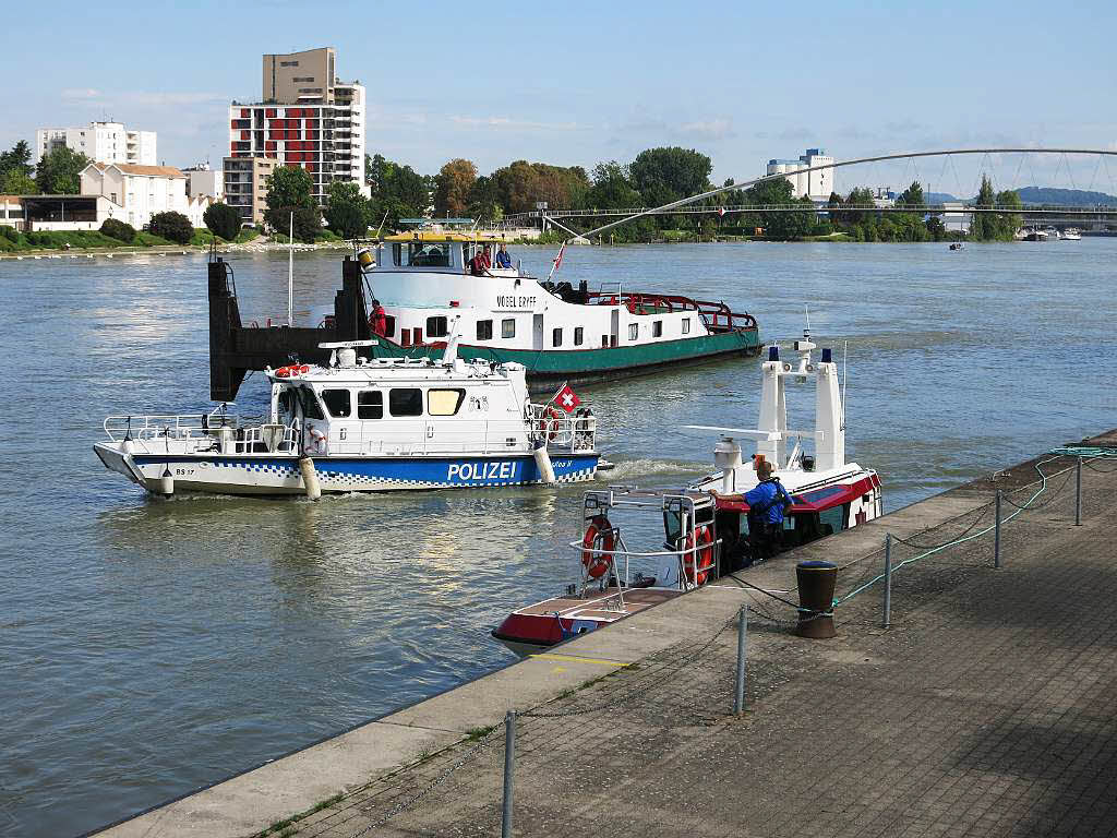 Schiffsunglck auf dem Rhein – havarierter Frachter kollidiert mit zwei Hotelschiffen.