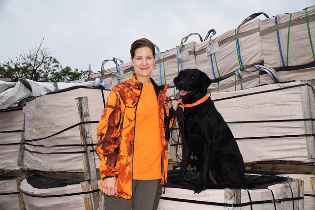 Nina Pfarr und ihr Hund Emmi, die den Laubholzbockkfer erschnffelt.  | Foto: Sarah Nltner