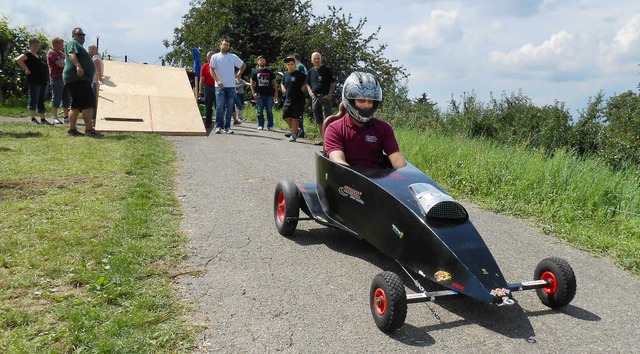 Mit heien Schlitten bretterten Wagemutige zu Tal.  | Foto: Simon Tenz