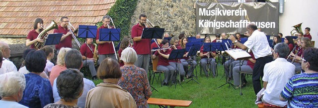 Der Musikverein Knigschaffhausen gab  auf dem Kirchplatz ein Sommerkonzert.  | Foto: Helmut Hassler