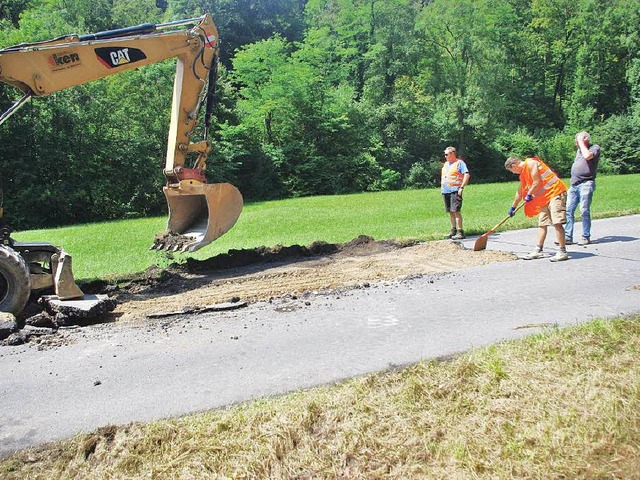 Am Montagnachmittag beginn der Abri der Fahrbahndecke auf der Rhrbergstrae  | Foto: Rolf Reimann