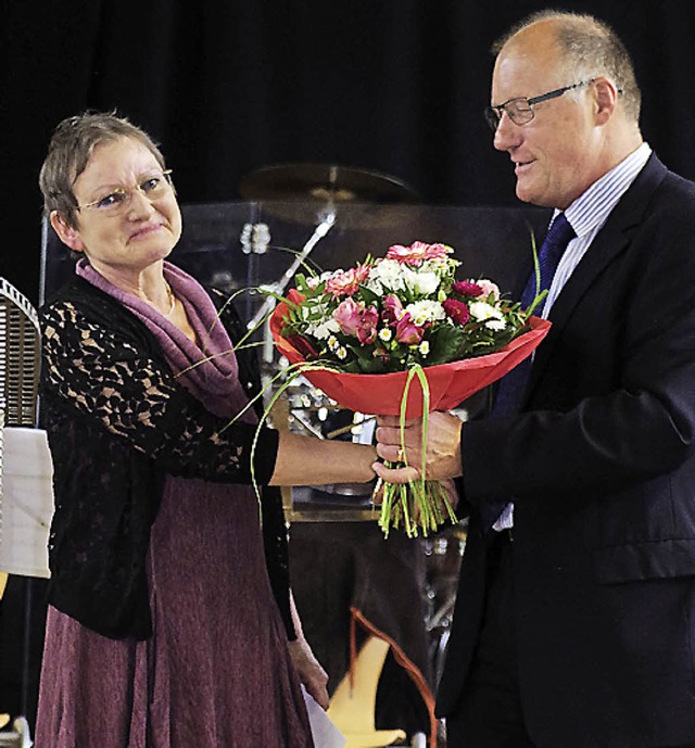 Blumen fr Luise Teubner: Schulleiter ...r verabschiedet sie in den Ruhestand.   | Foto: Schule