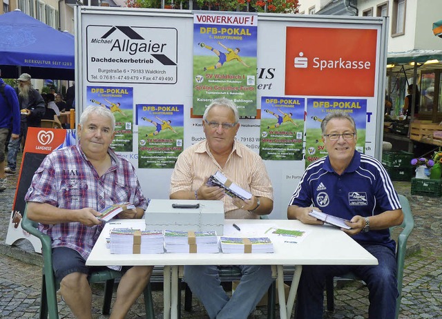 Kartenvorverkauf des SV Waldkirch auf ...laus Moser und Gerd Kern (von links).   | Foto: Dietmar Krbs