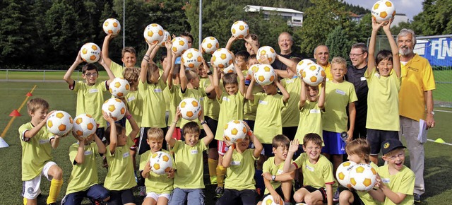 Ballzauber in den Ferien: Der HSV-Juge...ten am Montag in den HSV-Fuballspa.   | Foto: Eva Korinth