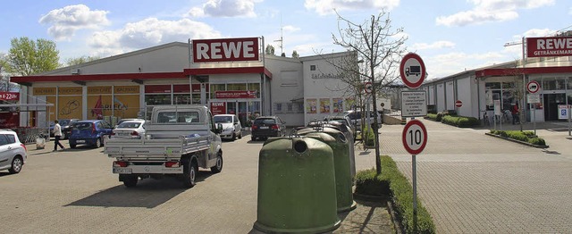 Der Rewe-Markt (links) in Btzingen so... Gebude (rechts) untergebracht ist.    | Foto: horst david
