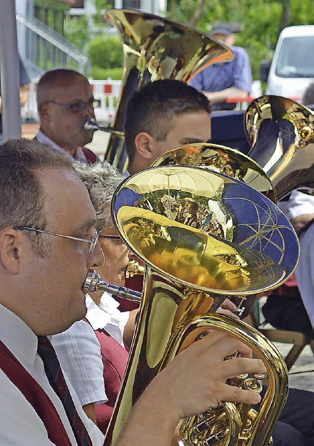 Das Frhschoppenkonzert am Sonntag pr... Dorfplatzes waren immer gut besetzt.   | Foto: Gerhard Lck