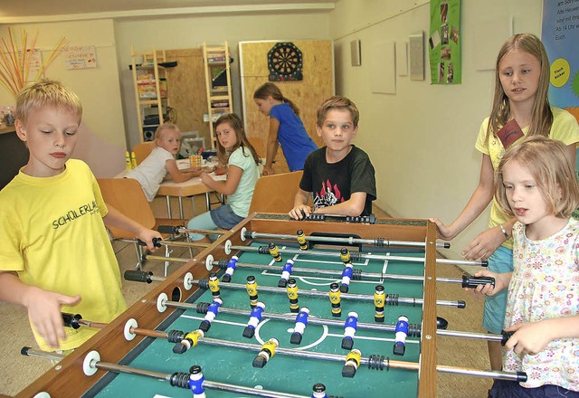 Bei der Erffnung des Jugendraums in H...die Kinder drinnen und drauen spielen  | Foto: Andrea Steinhart