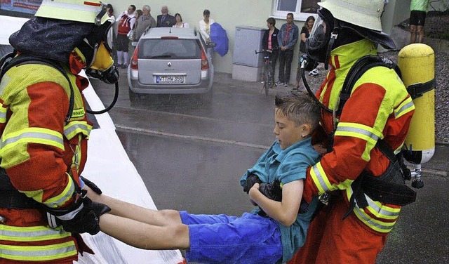 Gerettet, aber nass: Ein junger Passagier wurde aus dem ICE gefreit.  | Foto: Peter Schtz