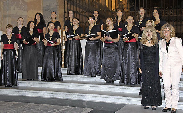 Der Frauenchor St. Zlata Meglenska aus...im Dom St. Blasien strmisch gefeiert.  | Foto: Margrit Matyscak