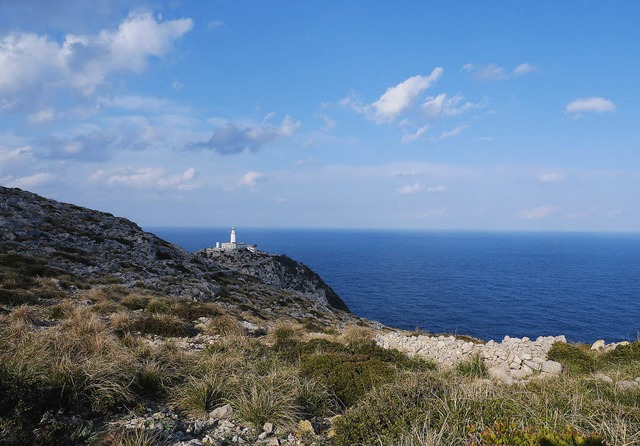 Am Ende des Trockenmauerwegs thront der Leuchtturm von Formentor.   | Foto: Arte