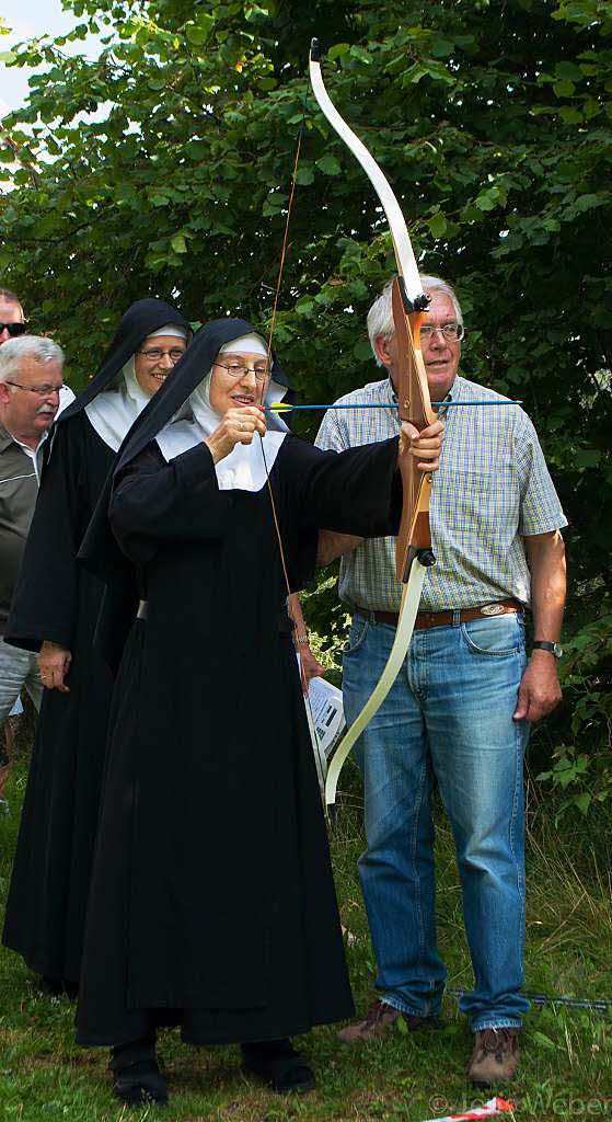 Freitag, 1. August: Apro zum Schweizer Nationalfeiertag. Die Klosterschwestern beim Wettbewerb im Bogenschieen.