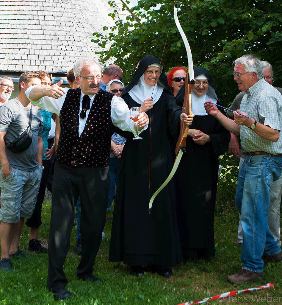 Freitag, 1. August: Apro zum Schweizer Nationalfeiertag. Brgermeister Thomas Kaiser (links) steht den Nonnen aus dem Schweizer Team beim Wettbewerb im Bogenschieen  zur Seite. Mit Erfolg, Schwester Maria Philomena  erreichte den 2. Platz.