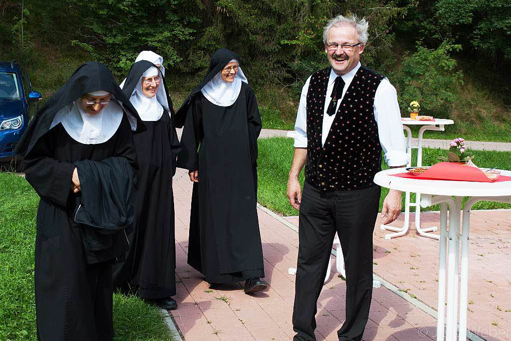 Freitag, 1. August: Apro zum Schweizer Nationalfeiertag. Auch die Schweizer Nonnen aus dem Kloster Marienberg in Husern waren der Einladung gefolgt.