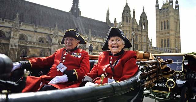 Historische Autofahrt: Einige Briten f...ten Uniformen und Autos durch London.   | Foto: dpa
