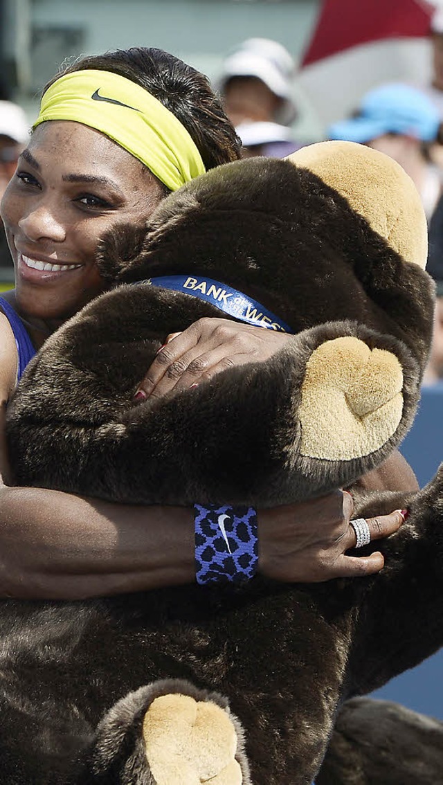Serena Williams freut sich ber einen  Stoffbren.    | Foto: dpa