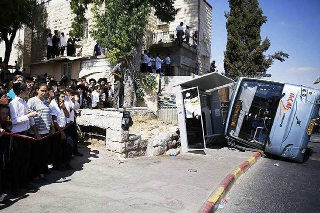 Palstinensischer Baggerfahrer rammt Bus und ttet Israeli