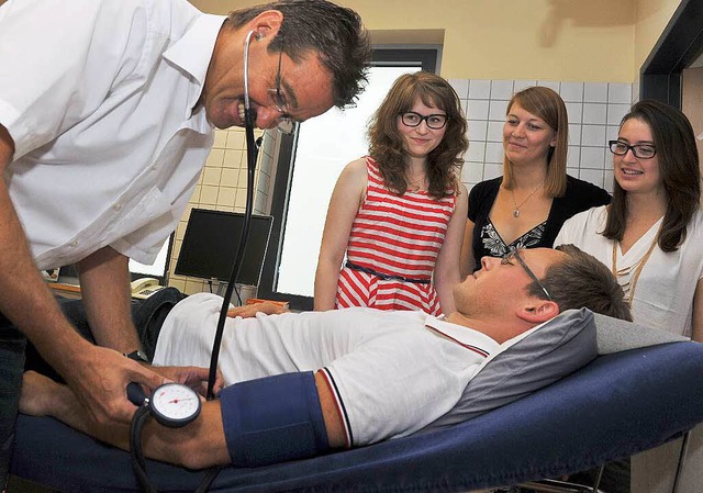 Auf Tour durch die lndlichen Regionen...nmediziner Roland Schenzle in Ehingen.  | Foto: dpa