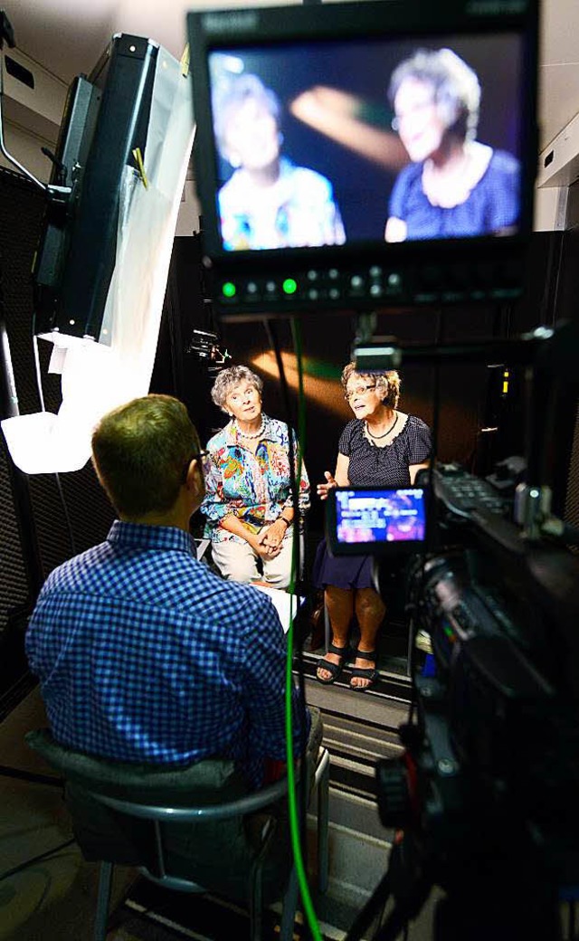 Redakteur Arnold Gralinski interviewt ...ger und Lotte Keene im Jahrhundertbus.  | Foto: Ingo Schneider