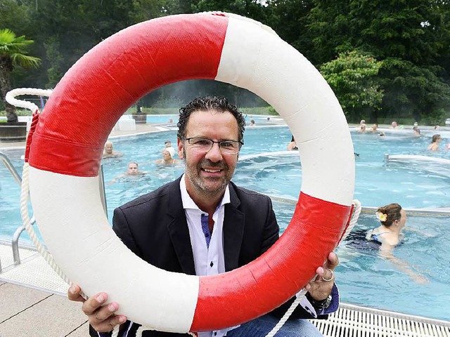 Oliver Heintz, Geschftsleiter des Keidel-Bads, mit berufstypischem Accessoire.  | Foto: Ingo Schneider