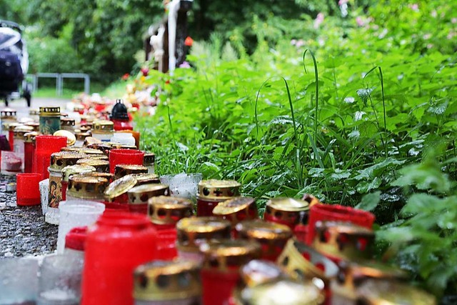 Kerzen in der Nhe des Fundortes der Leiche erinnern an den getteten Armani.  | Foto: Oliver Huber