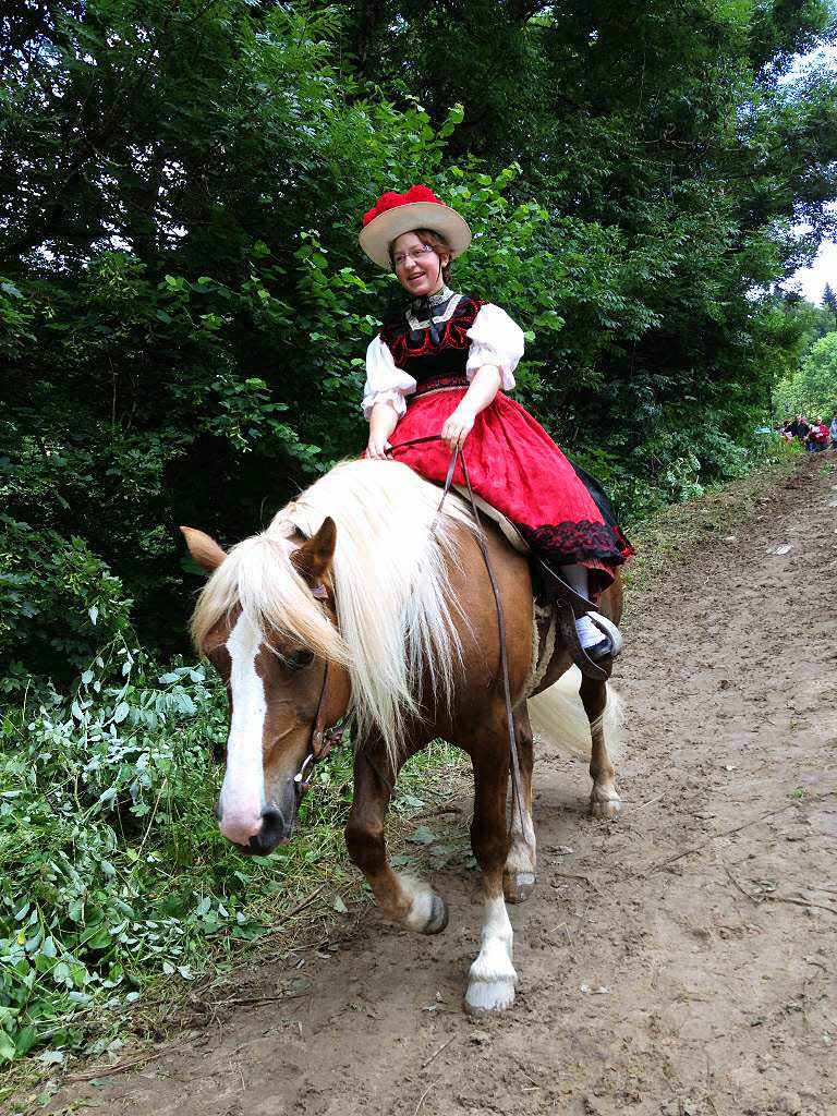 Susanne Baumann: Das Foto zeigt Ronja Schultheiss und ihre Schwarzwlder Stute Annemarie als "Schwarzwaldmdel". Aufgenommen bei ihrer Auffhrung auf der Grusiloch Ranch in Wies-Stockmatt