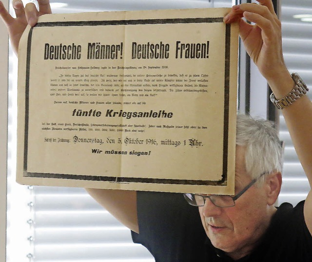 Hans-Jrg Jenne prsentiert eine Kriegsanleihe  | Foto: Georg Vo