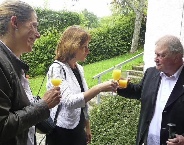 Organistin Miriam Zahlten (links), Kir...den Empfang im Kirchgarten Lenzkirch.   | Foto: Martina Seiler