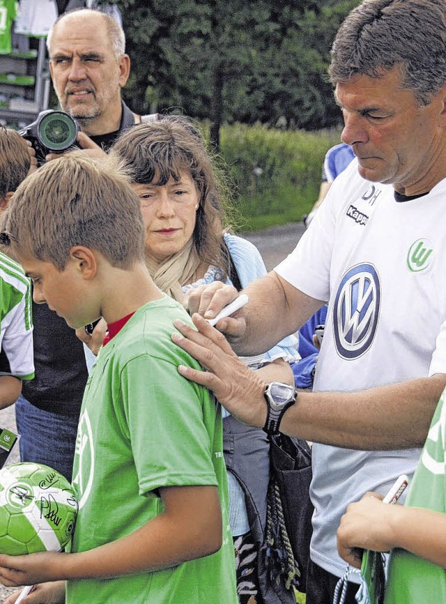 Seit Sonntag befinden sich die Bundesl...eter Hecking das T-Shirt eines Fans.    | Foto: Zschbitz